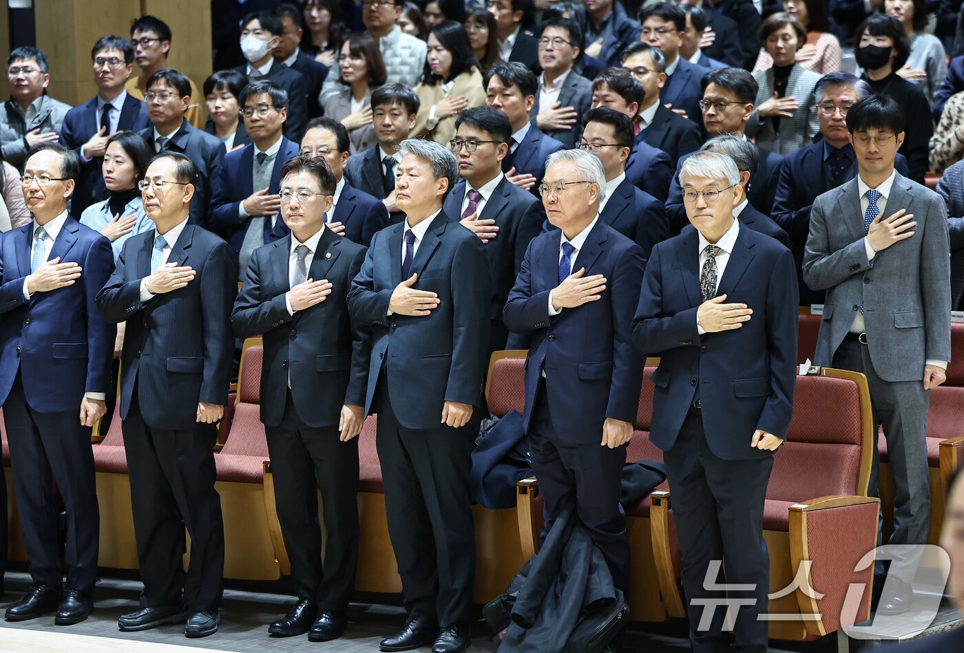 본문 이미지 - 천대엽 법원행정처장을 비롯한 참석자들이 9일 서울 서초구 서울법원종합청사에서 열린 &#39;국민을 위한 사법제도 개편 과제 공청회&#39;에 참석해 국민의례를 하고 있다. 2025.12.9/뉴스1 ⓒ News1 김도우 기자
