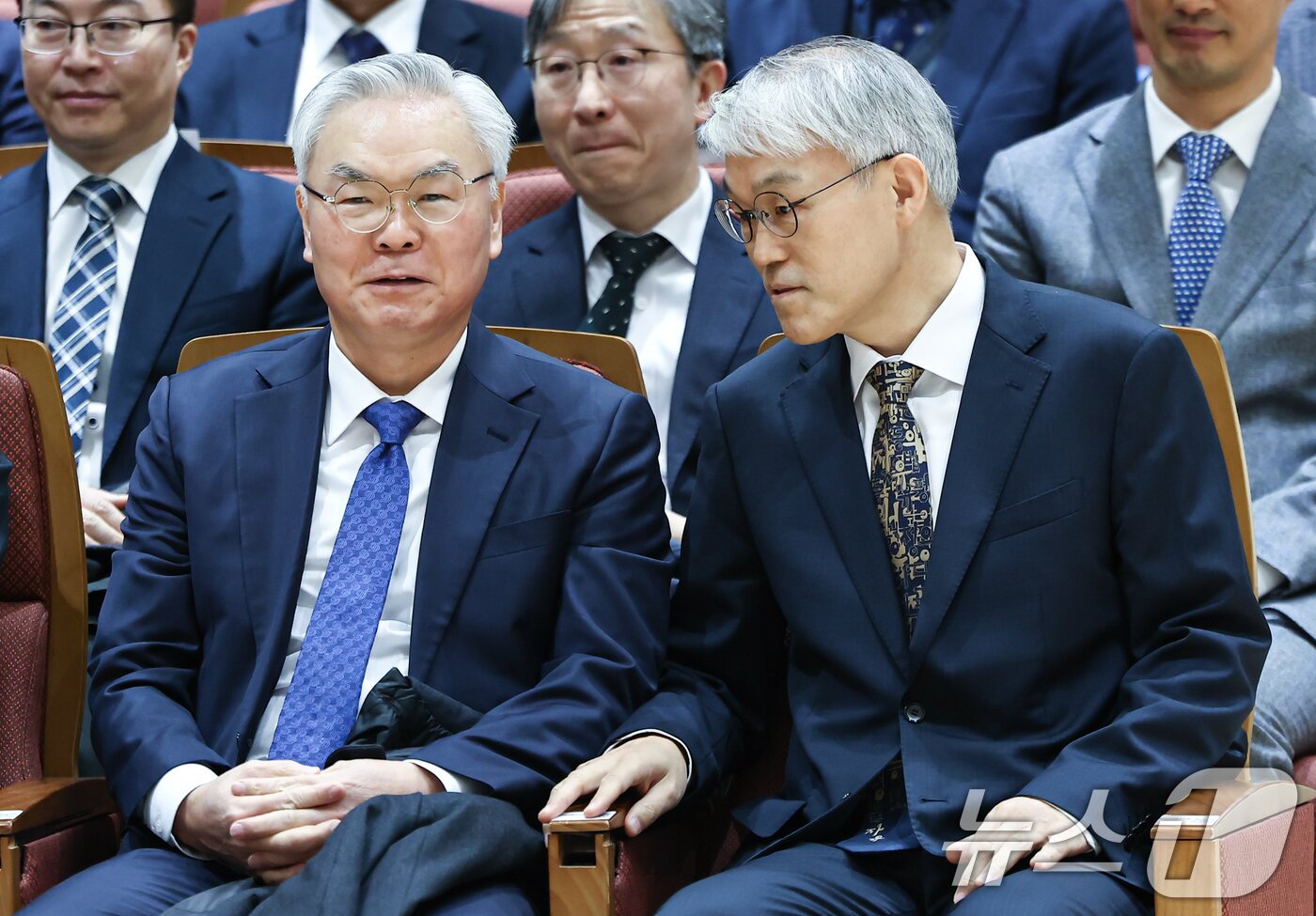 본문 이미지 - 천대엽 법원행정처장을 비롯한 참석자들이 9일 서울 서초구 서울법원종합청사에서 열린 &#39;국민을 위한 사법제도 개편 과제 공청회&#39;에 참석해 김선수 전 대법관과 대화를 나누고 있다. 2025.12.9/뉴스1 ⓒ News1 김도우 기자