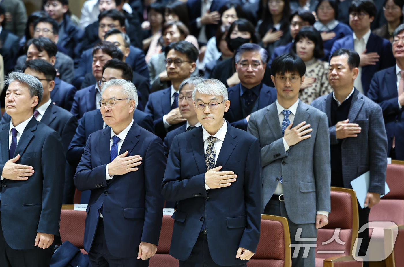 (서울=뉴스1) 김도우 기자 = 천대엽 법원행정처장을 비롯한 참석자들이 9일 서울 서초구 서울법원종합청사에서 열린 '국민을 위한 사법제도 개편 과제 공청회'에 참석해 국민의례를 하 …
