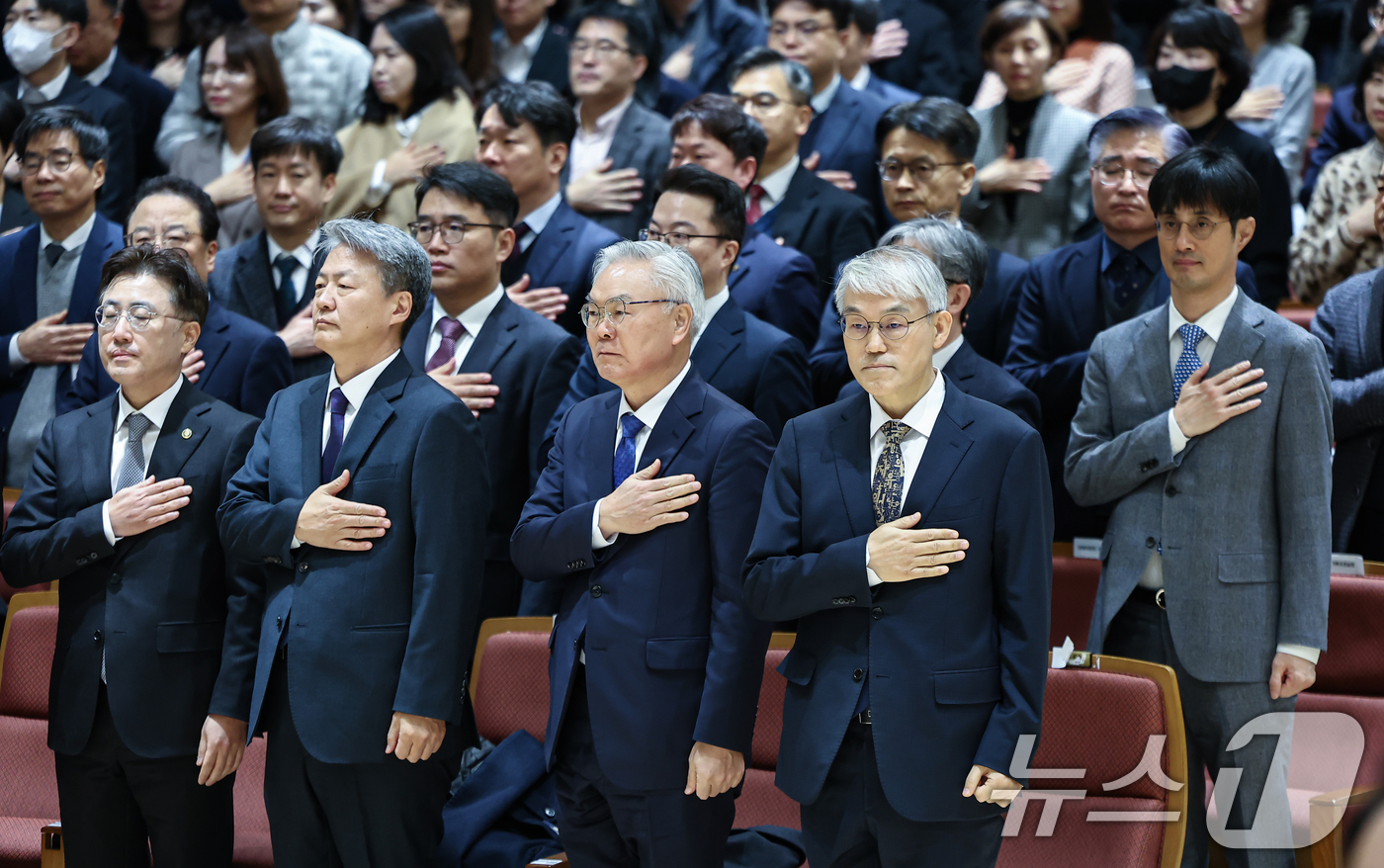 (서울=뉴스1) 김도우 기자 = 천대엽 법원행정처장을 비롯한 참석자들이 9일 서울 서초구 서울법원종합청사에서 열린 '국민을 위한 사법제도 개편 과제 공청회'에 참석해 국민의례를 하 …