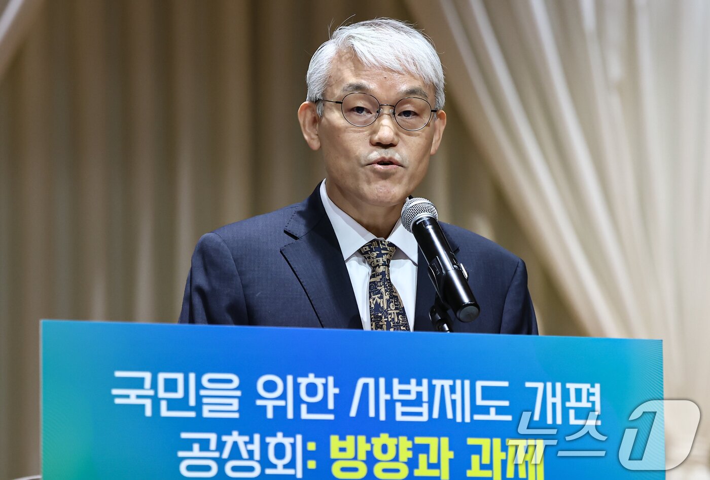 본문 이미지 - 천대엽 법원행정처장이 9일 서울 서초구 서울법원종합청사에서 열린 &#39;국민을 위한 사법제도 개편 과제 공청회&#39;에 참석해 개회사를 하고 있다. 2025.12.9/뉴스1 ⓒ News1 김도우 기자