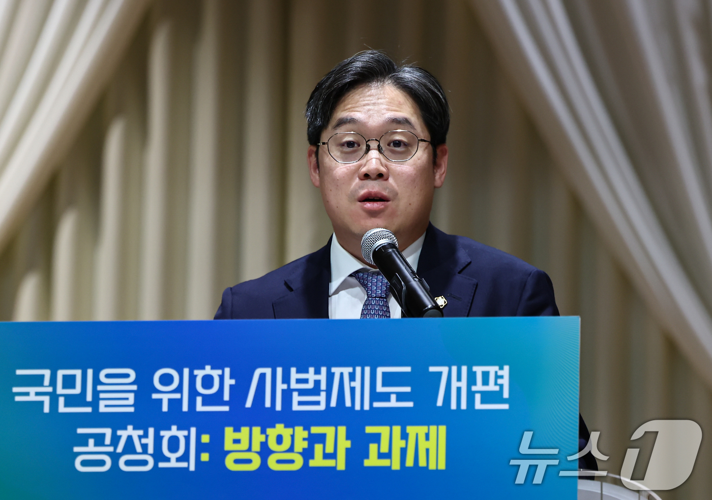 (서울=뉴스1) 김도우 기자 = 김정욱 대한변호사협회장이 9일 서울 서초구 서울법원종합청사에서 열린 '국민을 위한 사법제도 개편 과제 공청회'에 참석해 축사를 하고 있다. 2025 …