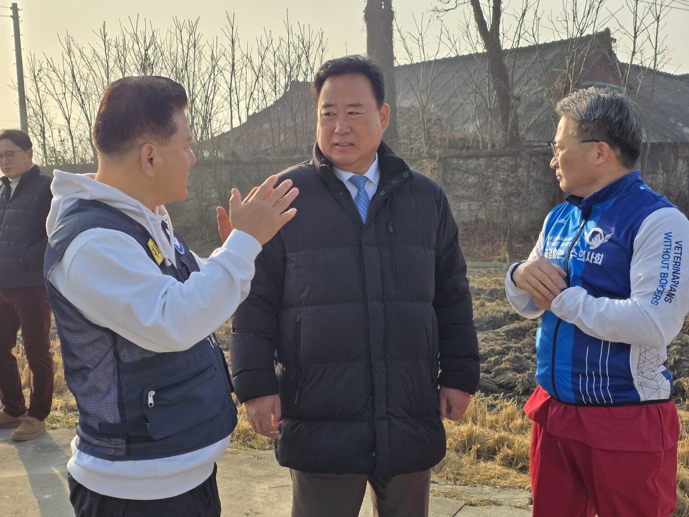 본문 이미지 - 국경없는수의사회 봉사 현장을 찾은 어기구 의원이 김재영 국경없는 수의사회 대표&#40;왼쪽&#41;에게 봉사활동에 대한 설명을 듣고 있다&#40;국경없는수의사회 제공&#41;. ⓒ 뉴스1