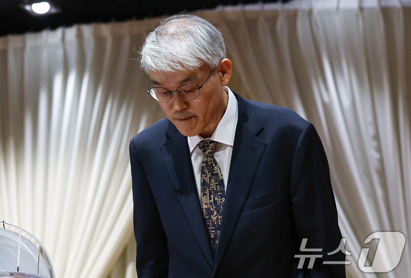 (서울=뉴스1) 김도우 기자 = 천대엽 법원행정처장이 9일 서울 서초구 서울법원종합청사에서 열린 '국민을 위한 사법제도 개편 과제 공청회'에 참석해 개회사를 마치고 인사하고 있다. …