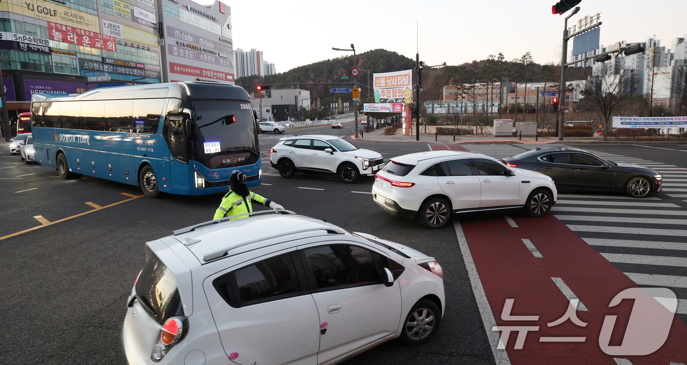 (화성=뉴스1) 김영운 기자 = 동탄숲 생태터널 전면 통제가 일주일째 이어지고 있는 9일 화성시 목동 신리천공원교차로 일대가 동탄역 방면으로 향하는 차들로 꽉 막혀 있다.화성시는 …