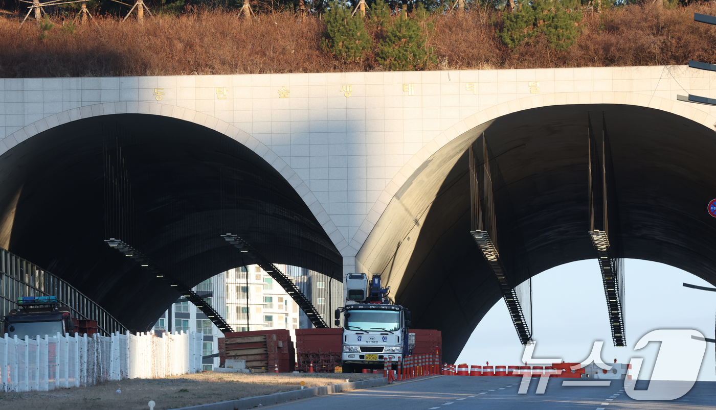(화성=뉴스1) 김영운 기자 = 동탄숲 생태터널 전면 통제가 일주일째 이어지고 있는 9일 화성시 목동 동탄숲 생태터널 일대가 통제되고 있다.화성시는 균열이 발생한 동탄숲 생태터널을 …