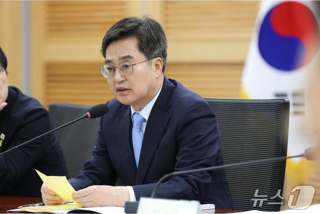 본문 이미지 - 2일 국회의원회관 제2세미나실에서 열린 국가간병책임제 실현을 위한 국회 토론회에서 김동연 경기도지사가 환영사를 하고 있다.&#40;경기도 제공. 재판매 및 DB금지&#41;