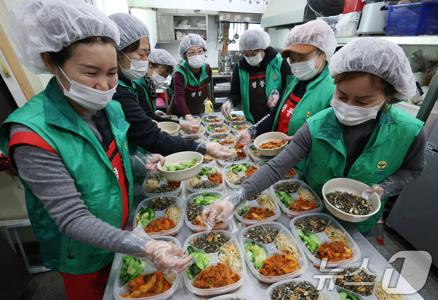 (수원=뉴스1) 김영운 기자 = 9일 경기 수원시 권선구 평동행정복지센터에서 새마을부녀회 회원들이 관내 소외계층에 전달할 반찬을 준비하고 있다. 2025.12.9/뉴스1