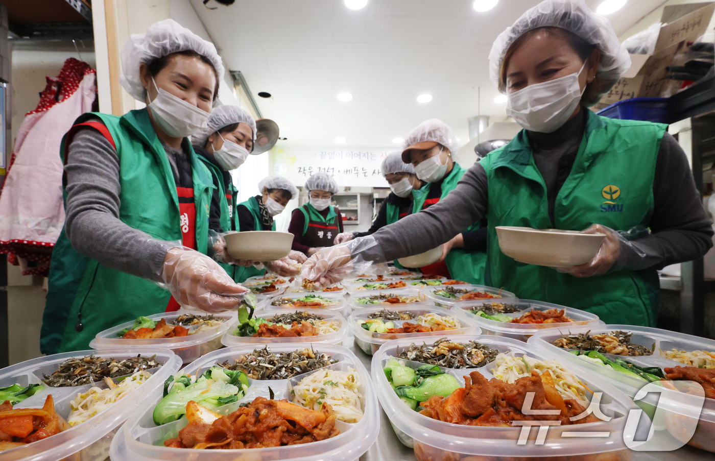 (수원=뉴스1) 김영운 기자 = 9일 경기 수원시 권선구 평동행정복지센터에서 새마을부녀회 회원들이 관내 소외계층에 전달할 반찬을 준비하고 있다. 2025.12.9/뉴스1