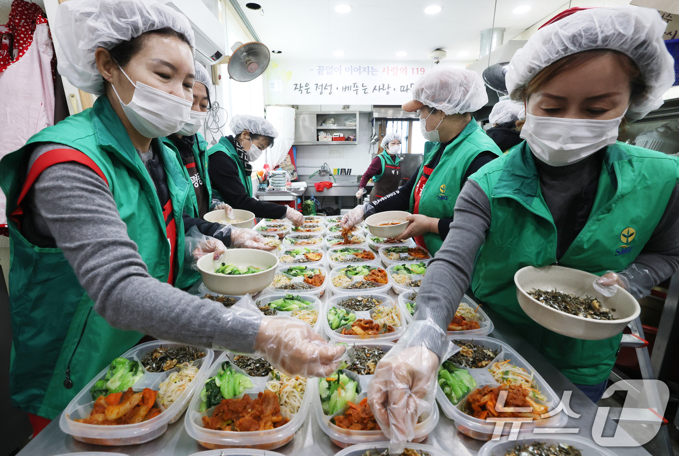 (수원=뉴스1) 김영운 기자 = 9일 경기 수원시 권선구 평동행정복지센터에서 새마을부녀회 회원들이 관내 소외계층에 전달할 반찬을 준비하고 있다. 2025.12.9/뉴스1