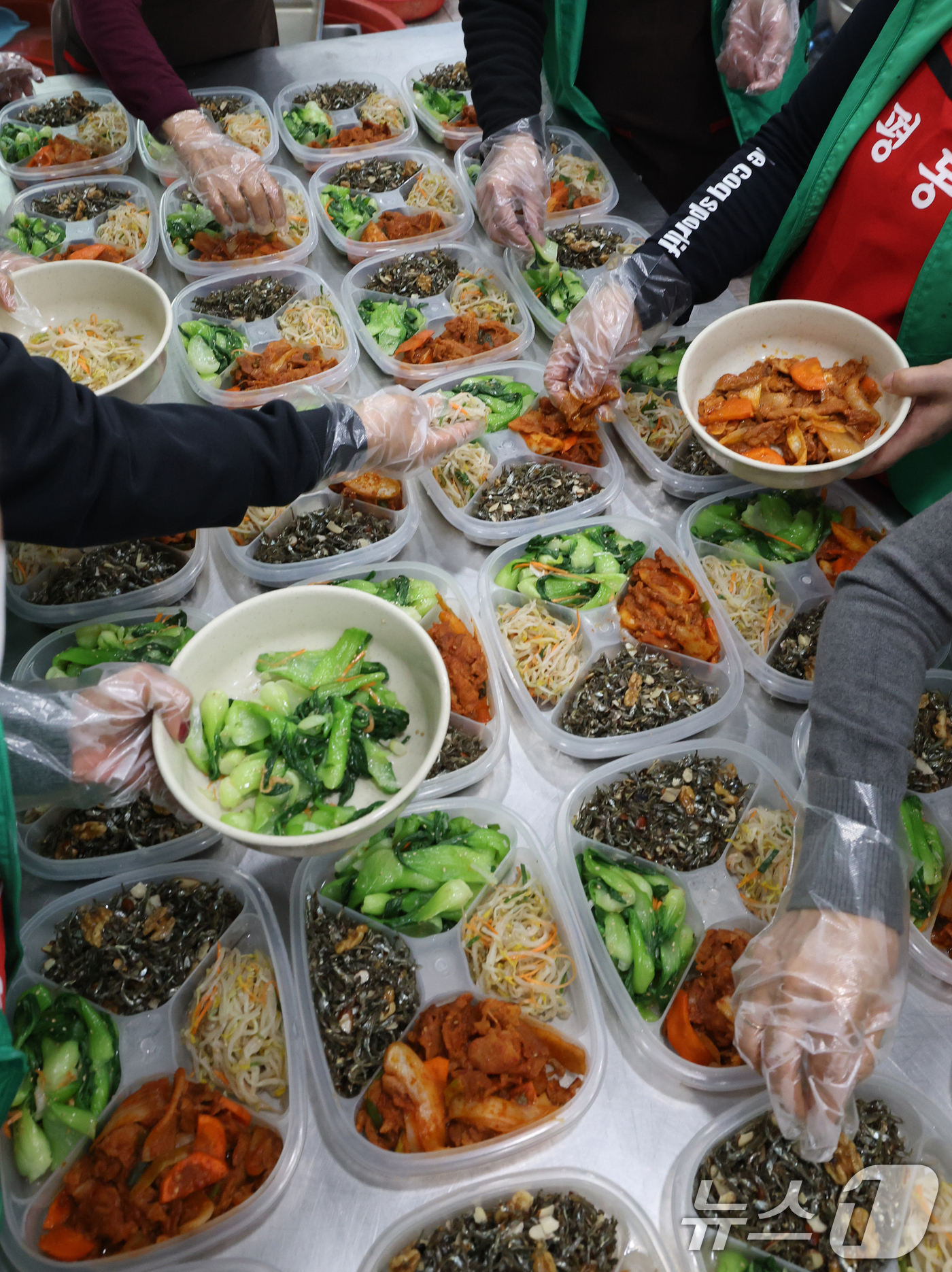 (수원=뉴스1) 김영운 기자 = 9일 경기 수원시 권선구 평동행정복지센터에서 새마을부녀회 회원들이 관내 소외계층에 전달할 반찬을 준비하고 있다.  2025.12.9/뉴스1