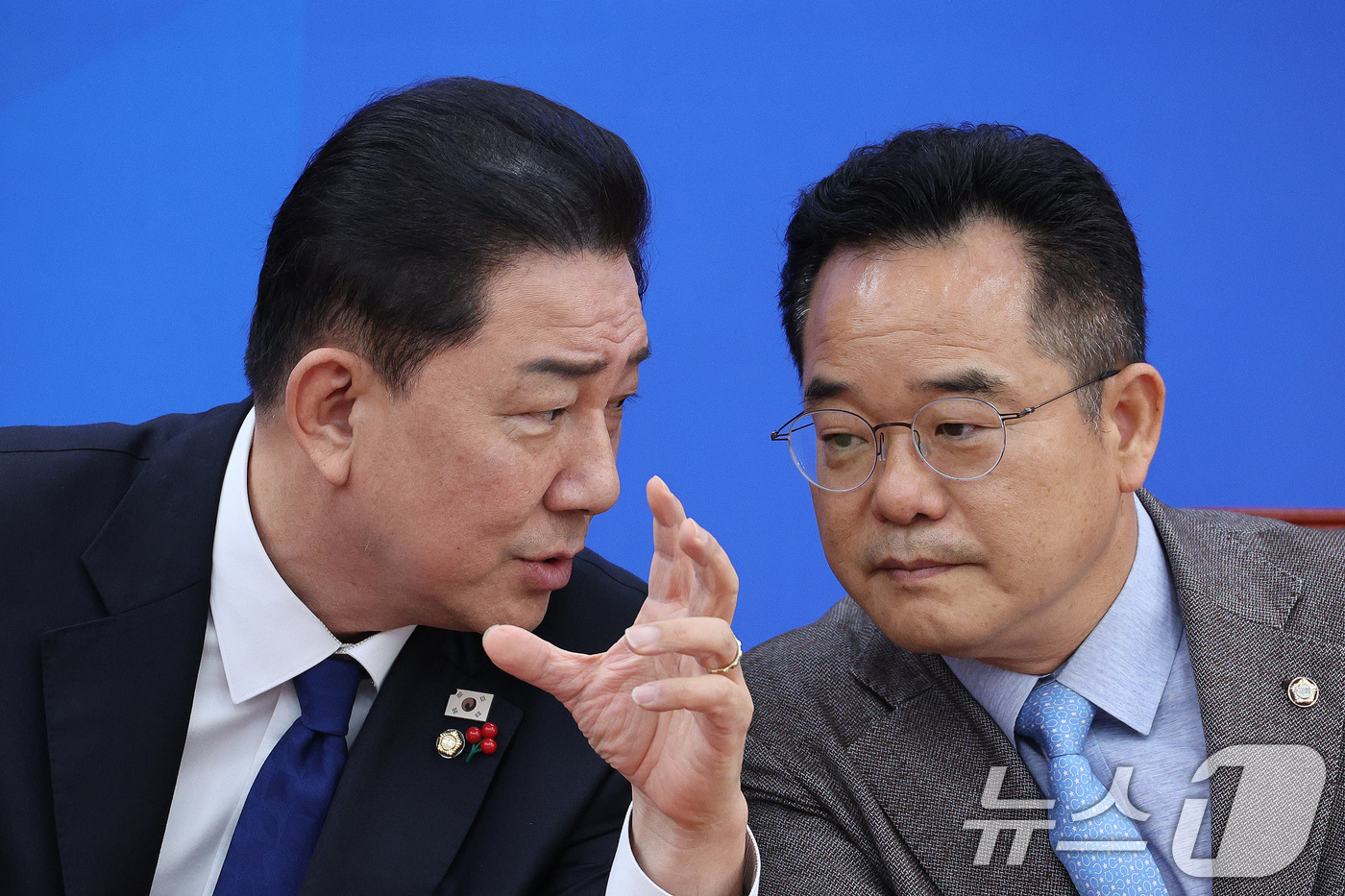 (서울=뉴스1) 신웅수 기자 = 김병기 더불어민주당 원내대표와 민병덕 의원이 9일 서울 여의도 국회에서 열린 대중소기업 기술 분쟁 해결을 위한 상생협약식에서 대화하고 있다. 202 …