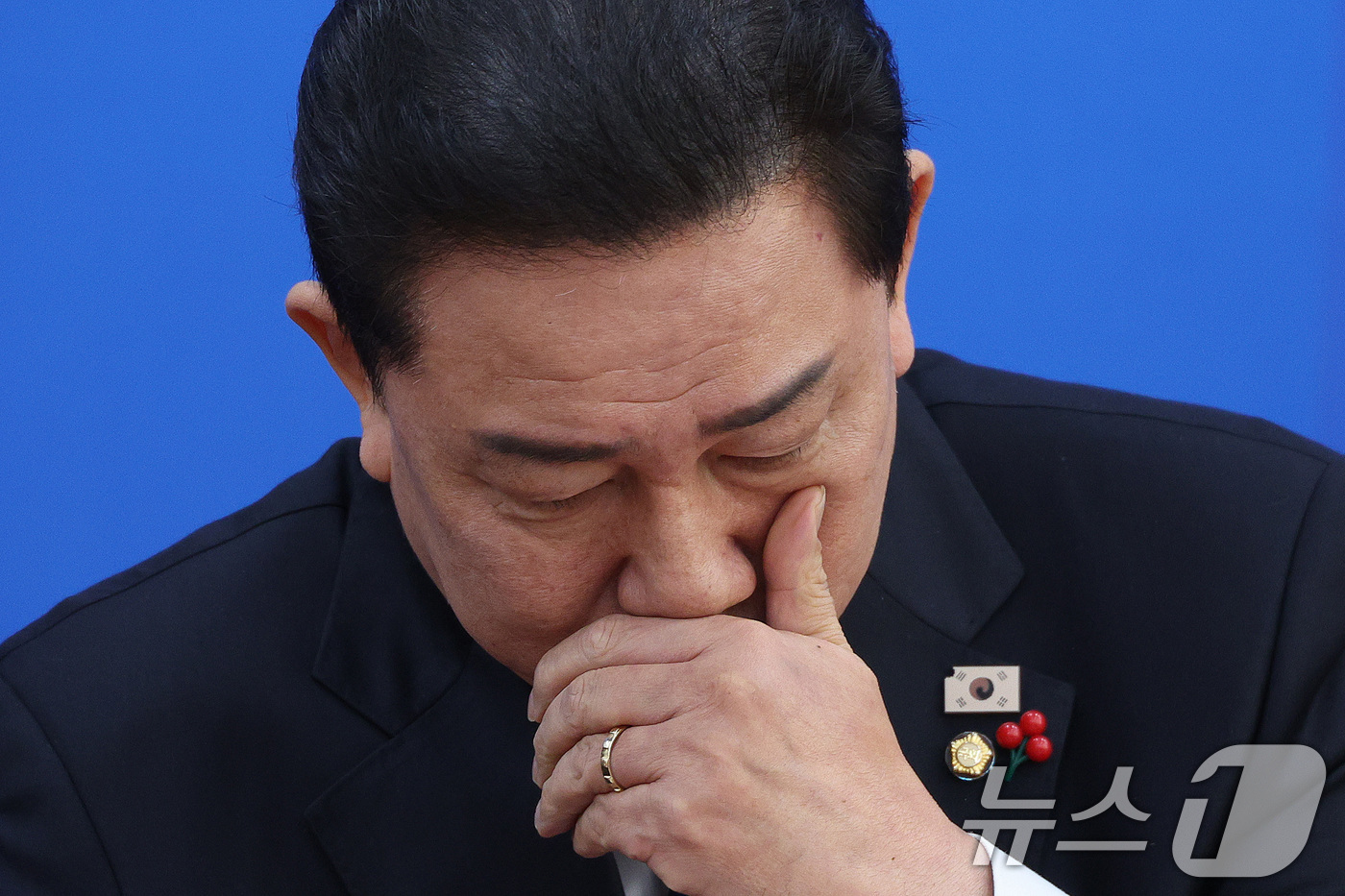 (서울=뉴스1) 신웅수 기자 = 김병기 더불어민주당 원내대표가 9일 서울 여의도 국회에서 열린 대중소기업 기술 분쟁 해결을 위한 상생협약식에서 생각에 잠겨 있다. 2025.12.9 …