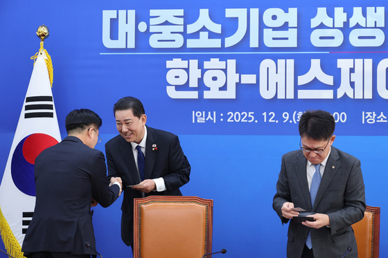 인사나누는 김병기