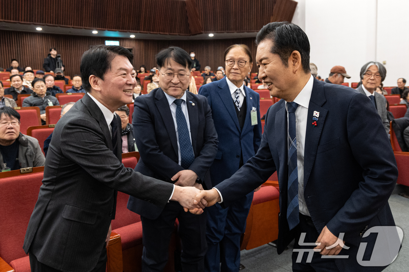 (서울=뉴스1) 이승배 기자 = 정청래 더불어민주당 대표가 9일 서울 여의도 국회 도서관 강당에서 열린 '2025 대한민국 한센인대회'에 참석해 안철수 국민의힘 의원과 악수하고 있 …