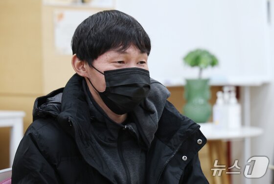 본문 이미지 - 제1회 팬지문학상 대상을 수상한 강진민 씨가 5일 경기 시흥시 베다니마을뜨란채쉼터에서 디딤돌 인문학 참여 소감 등에 대해 말하고 있다. 2025.12.5/뉴스1 김영운 기자