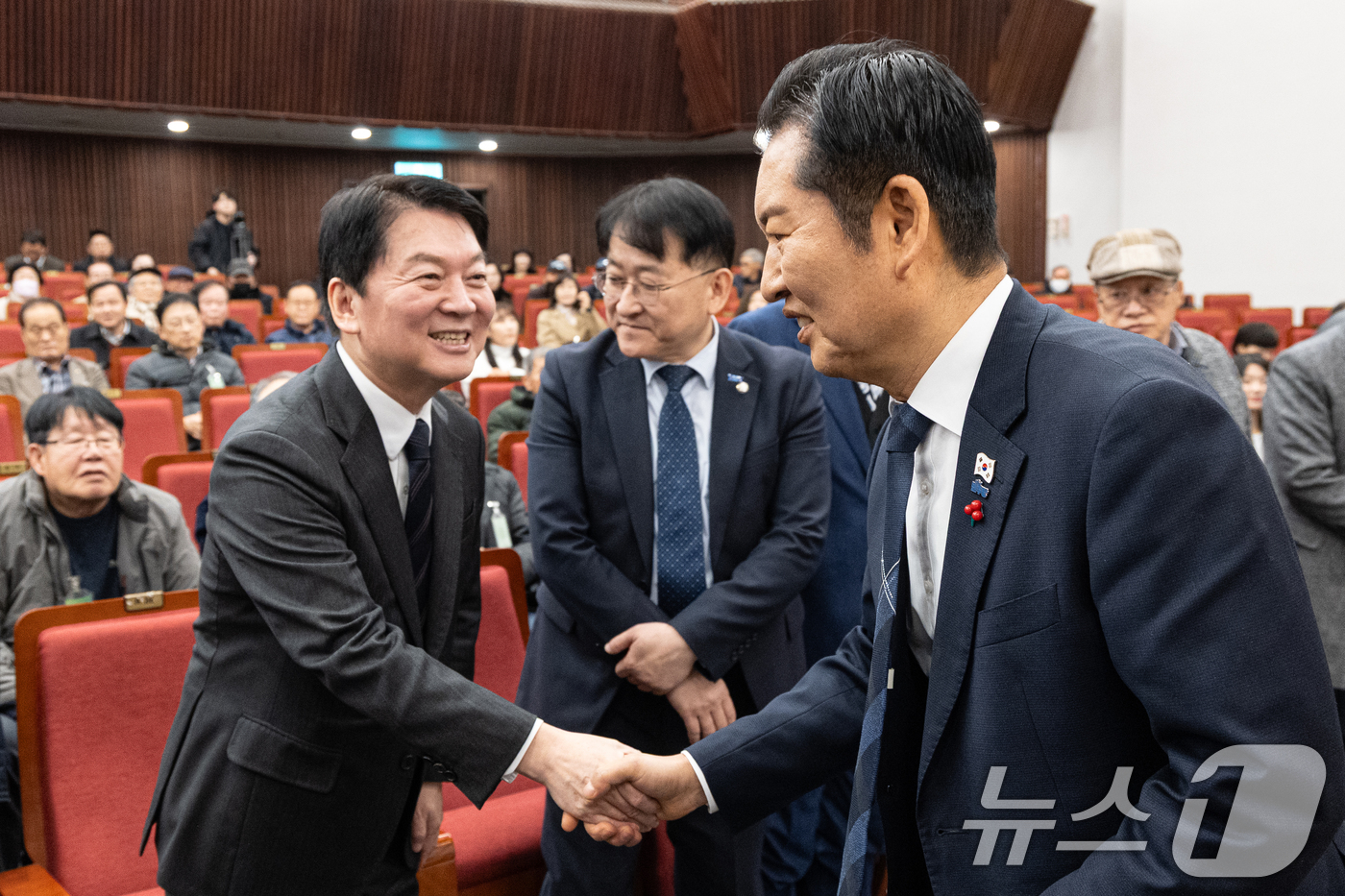 (서울=뉴스1) 이승배 기자 = 정청래 더불어민주당 대표가 9일 서울 여의도 국회 도서관 강당에서 열린 '2025 대한민국 한센인대회'에 참석해 안철수 국민의힘 의원과 악수하고 있 …