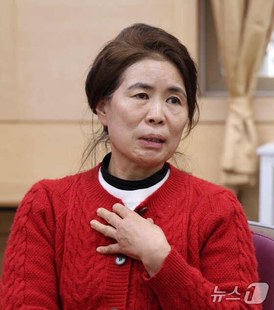 본문 이미지 - 강선희 베다니마을뜨란채쉼터 원장이 5일 경기 시흥시 베다니마을뜨란채쉼터에서 디딤돌 인문학 효능에 대해 강조하고 있다. 2025.12.5/뉴스1 김영운 기자