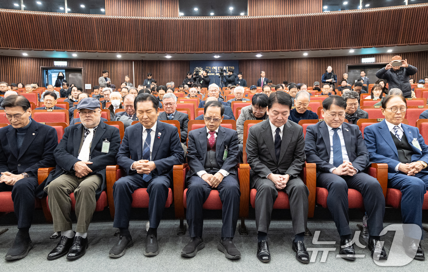 (서울=뉴스1) 이승배 기자 = 정청래 더불어민주당 대표가 9일 서울 여의도 국회 도서관 강당에서 열린 '2025 대한민국 한센인대회'에 참석해 기도하고 있다. 2025.12.9/ …