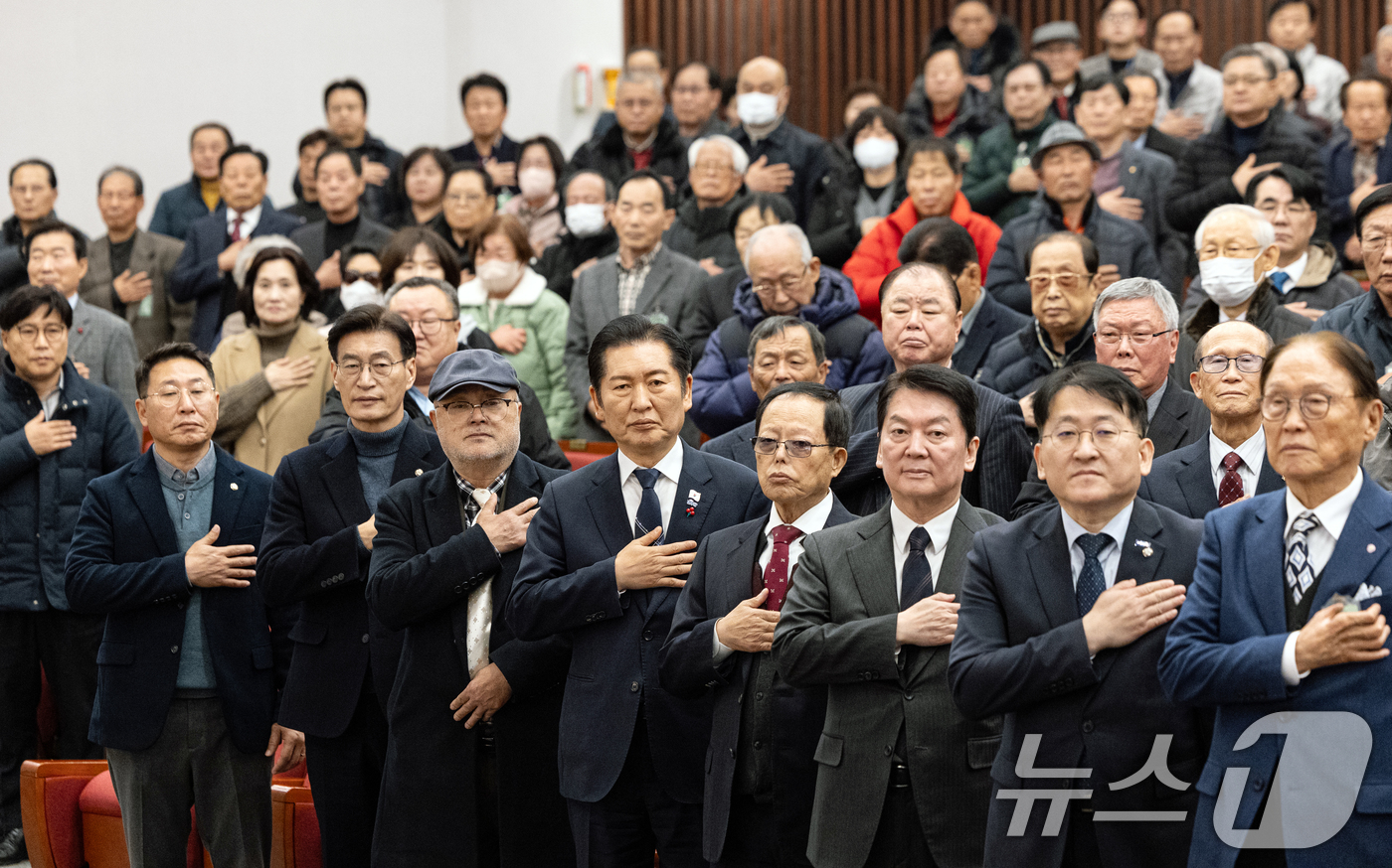 (서울=뉴스1) 이승배 기자 = 정청래 더불어민주당 대표가 9일 서울 여의도 국회 도서관 강당에서 열린 '2025 대한민국 한센인대회'에 참석해 국민의례하고 있다. 2025.12. …