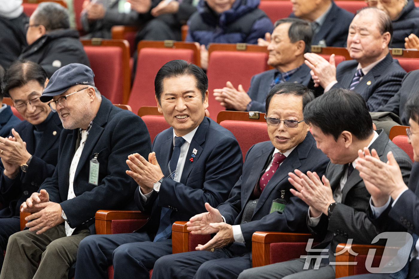 (서울=뉴스1) 이승배 기자 = 정청래 더불어민주당 대표가 9일 서울 여의도 국회 도서관 강당에서 열린 '2025 대한민국 한센인대회'에 참석해 박수치고 있다. 2025.12.9/ …
