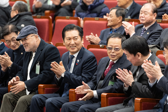 박수 치며 인사 나누는 정청래 대표와 안철수 의원