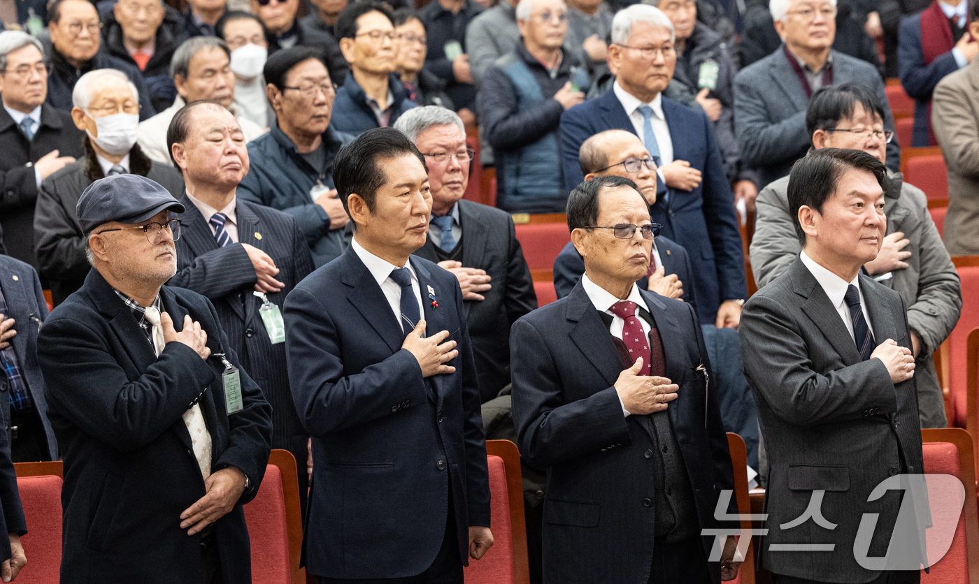 (서울=뉴스1) 이승배 기자 = 정청래 더불어민주당 대표가 9일 서울 여의도 국회 도서관 강당에서 열린 '2025 대한민국 한센인대회'에 참석해 국민의례하고 있다. 2025.12. …