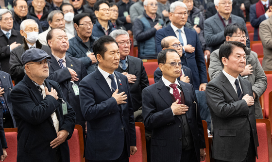 국민의례하는 정청래 대표