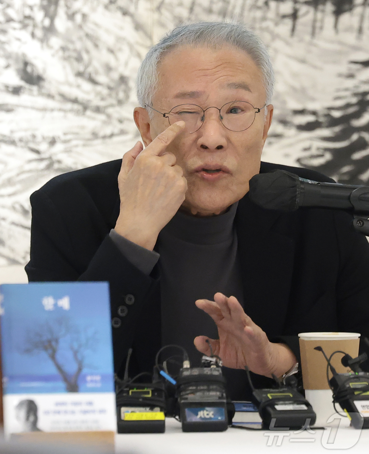 (서울=뉴스1) 권현진 기자 = 소설가 황석영이 9일 오전 서울 중구 달개비에서 가진 신간 장편소설 ‘할매’ 출간 기념 기자간담회에서 취재진 질문에 답하고 있다. 2025.12.9 …