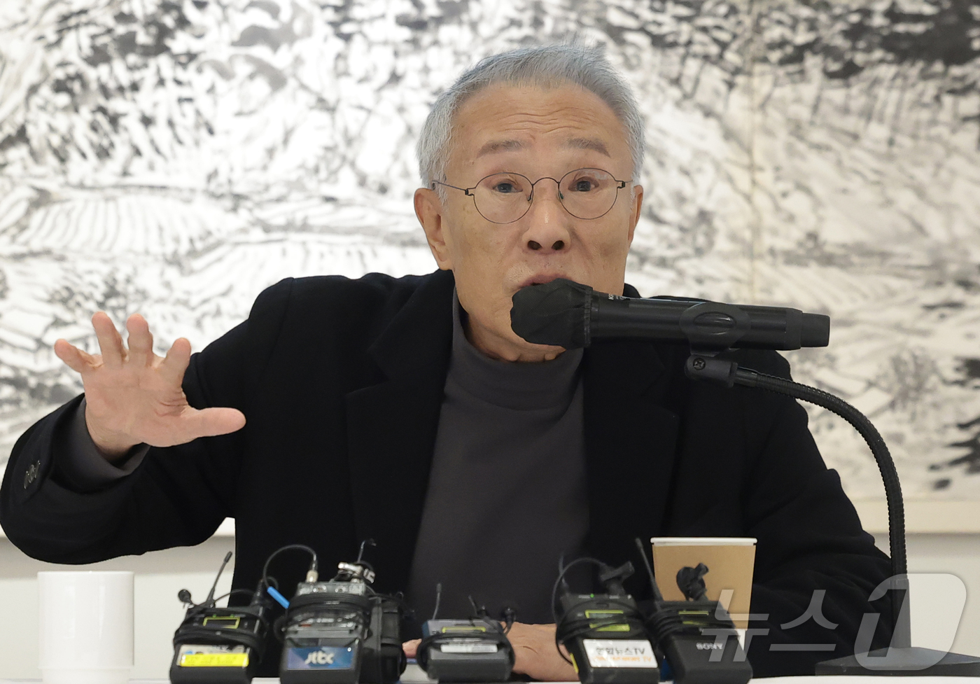 (서울=뉴스1) 권현진 기자 = 소설가 황석영이 9일 오전 서울 중구 달개비에서 가진 신간 장편소설 ‘할매’ 출간 기념 기자간담회에서 인사말을 하고 있다. 2025.12.9/뉴스1 …