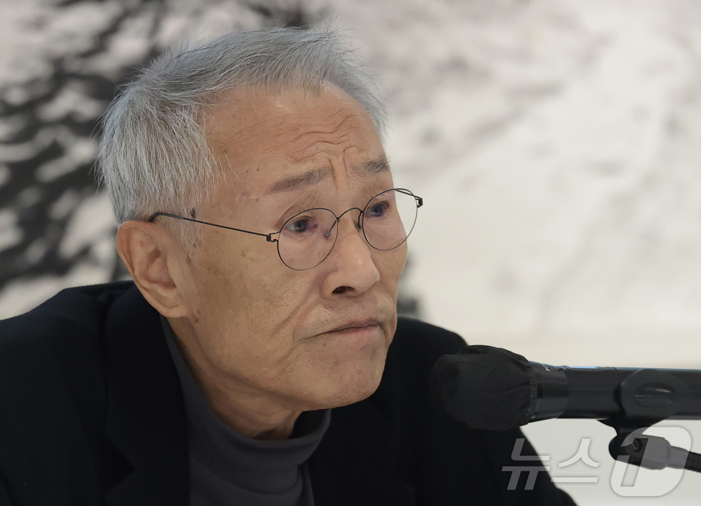 (서울=뉴스1) 권현진 기자 = 소설가 황석영이 9일 오전 서울 중구 달개비에서 가진 신간 장편소설 ‘할매’ 출간 기념 기자간담회에서 생각에 잠겨있다. 2025.12.9/뉴스1