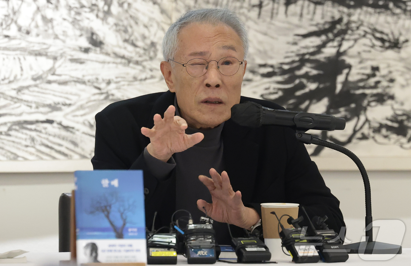 (서울=뉴스1) 권현진 기자 = 소설가 황석영이 9일 오전 서울 중구 달개비에서 가진 신간 장편소설 ‘할매’ 출간 기념 기자간담회에서 취재진 질문에 답하고 있다. 2025.12.9 …