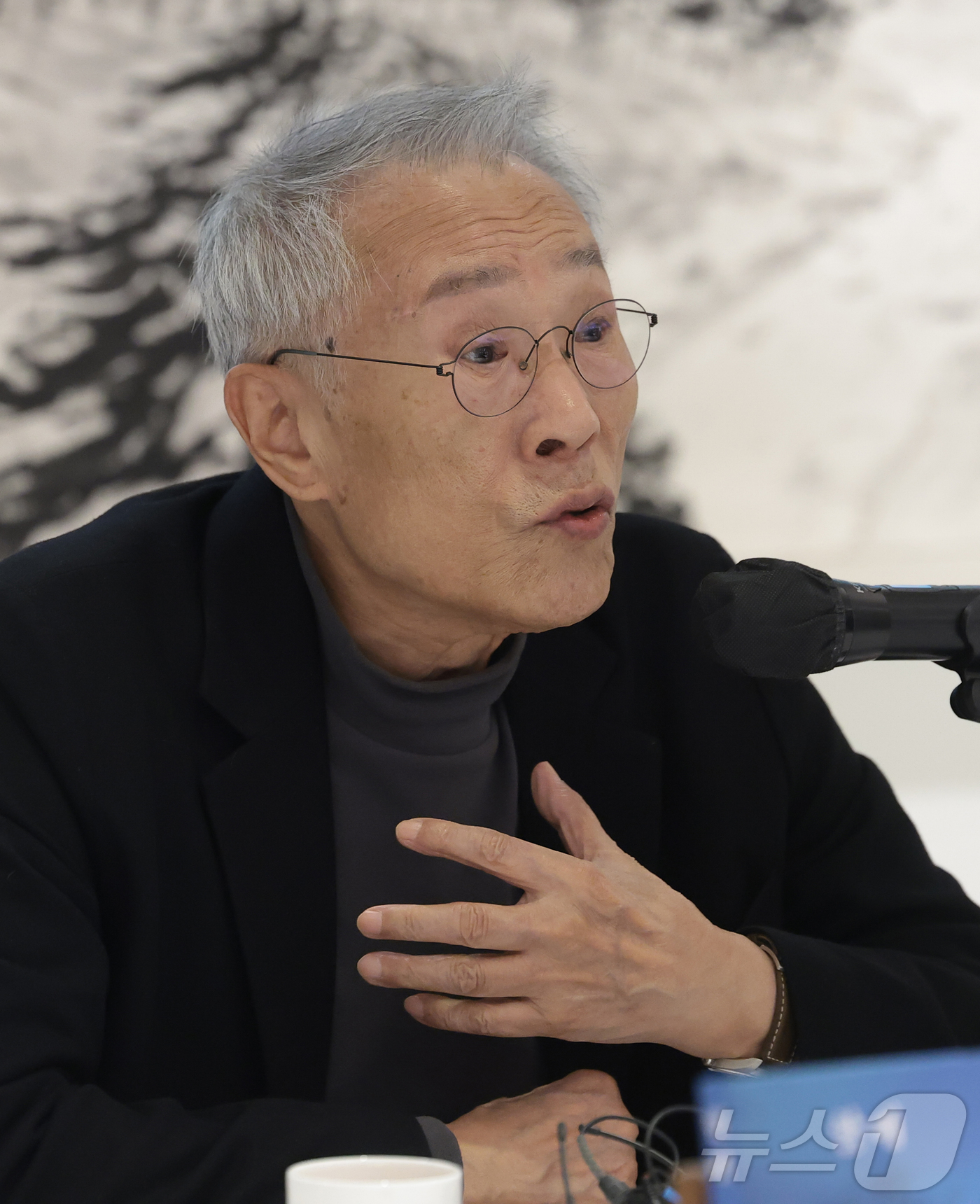 (서울=뉴스1) 권현진 기자 = 소설가 황석영이 9일 오전 서울 중구 달개비에서 가진 신간 장편소설 ‘할매’ 출간 기념 기자간담회에서 인사말을 하고 있다. 2025.12.9/뉴스1 …