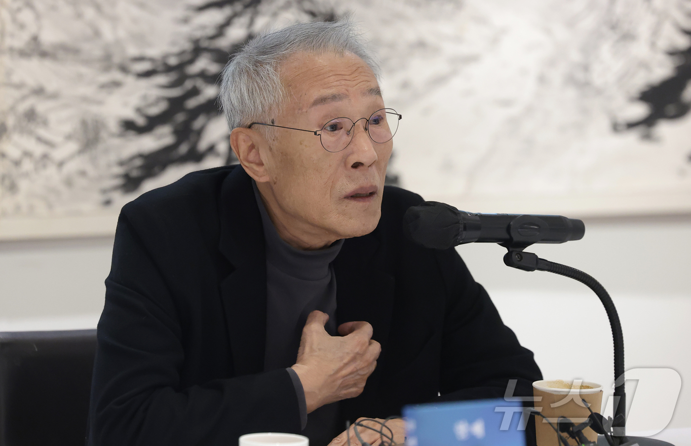 (서울=뉴스1) 권현진 기자 = 소설가 황석영이 9일 오전 서울 중구 달개비에서 가진 신간 장편소설 ‘할매’ 출간 기념 기자간담회에서 인사말을 하고 있다. 2025.12.9/뉴스1 …