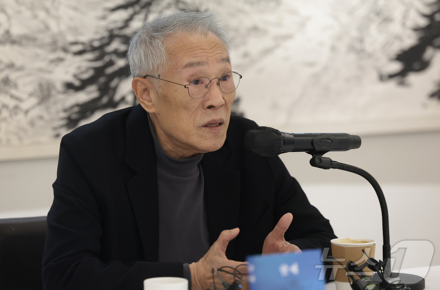 (서울=뉴스1) 권현진 기자 = 소설가 황석영이 9일 오전 서울 중구 달개비에서 가진 신간 장편소설 ‘할매’ 출간 기념 기자간담회에서 인사말을 하고 있다. 2025.12.9/뉴스1 …