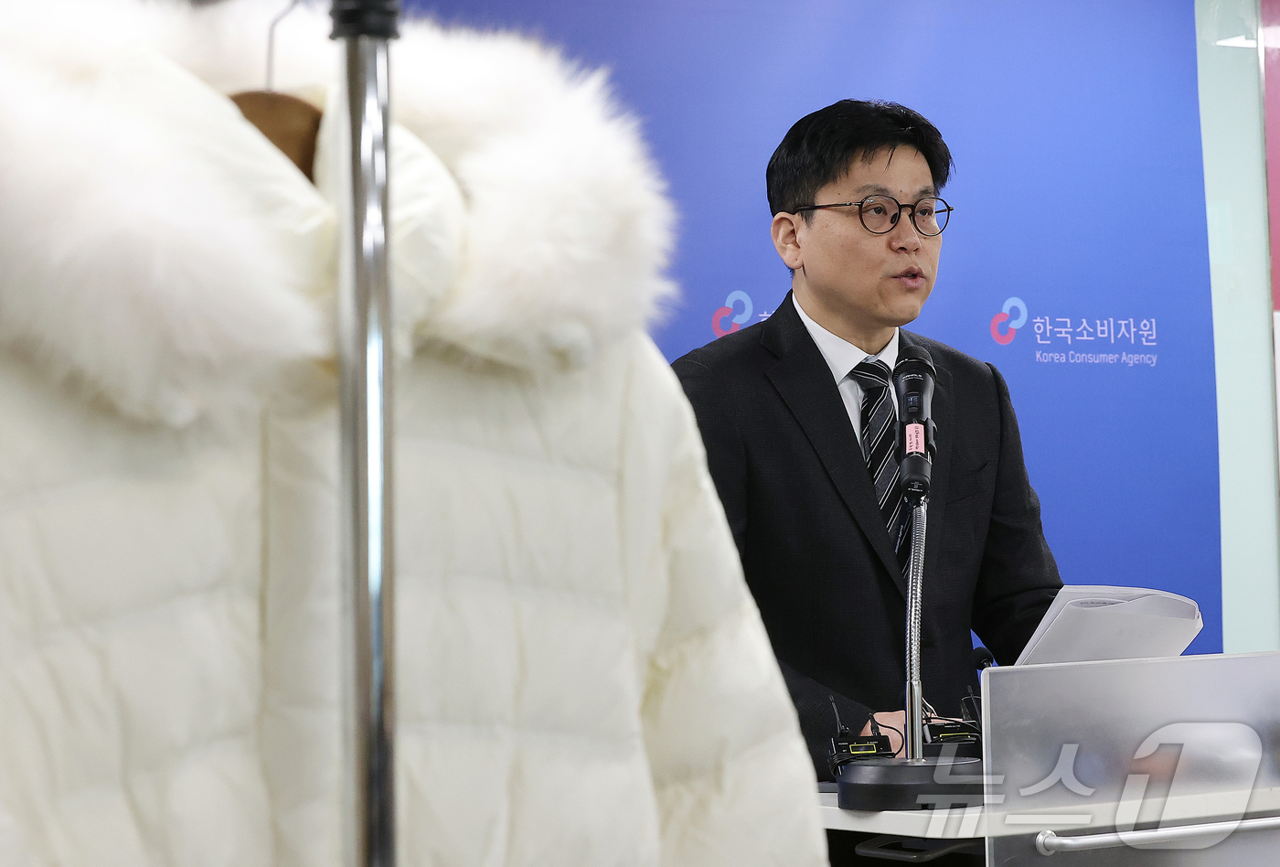 (서울=뉴스1) 김진환 기자 = 박용희 한국소비자원 생활환경시험국 섬유신소재팀장이 9일 오전 서울 송파구 한국소비자원 서울강원지원에서 진행된 부적합 구스다운 패딩 관련 브리핑을 하 …