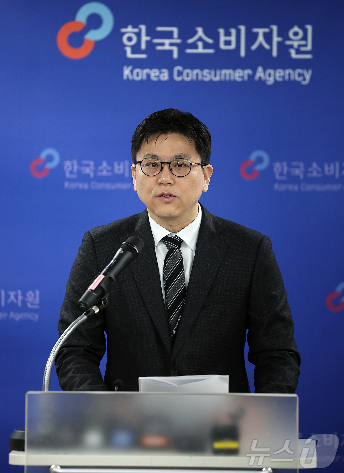 (서울=뉴스1) 김진환 기자 = 박용희 한국소비자원 생활환경시험국 섬유신소재팀장이 9일 오전 서울 송파구 한국소비자원 서울강원지원에서 진행된 부적합 구스다운 패딩 관련 브리핑을 하 …