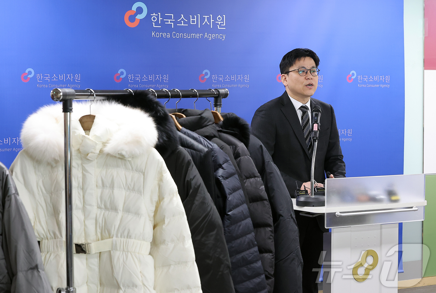 (서울=뉴스1) 김진환 기자 = 박용희 한국소비자원 생활환경시험국 섬유신소재팀장이 9일 오전 서울 송파구 한국소비자원 서울강원지원에서 진행된 부적합 구스다운 패딩 관련 브리핑을 하 …