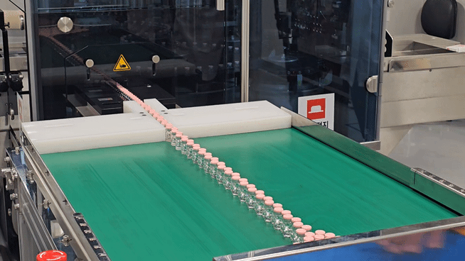 본문 이미지 - 8일 전남 화순 GC녹십자 공장에서 배리트락스주 백신 샘플이 나오는 모습. 2025.12.9/뉴스1