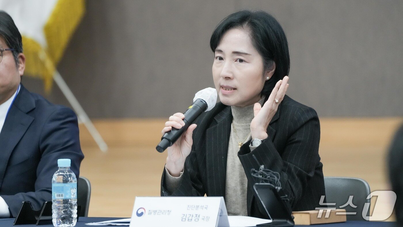 본문 이미지 - 8일 전남 화순 GC녹십자 화순공장에서 김갑정 질병청 진단분석국장이 배리트락스주 개발 성과를 설명하고 있다.&#40;질병청 제공&#41;