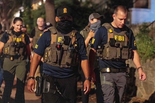 'BLM 시위대' 무릎 꿇었다고 잘린 FBI 요원들, 복직 요구 소송