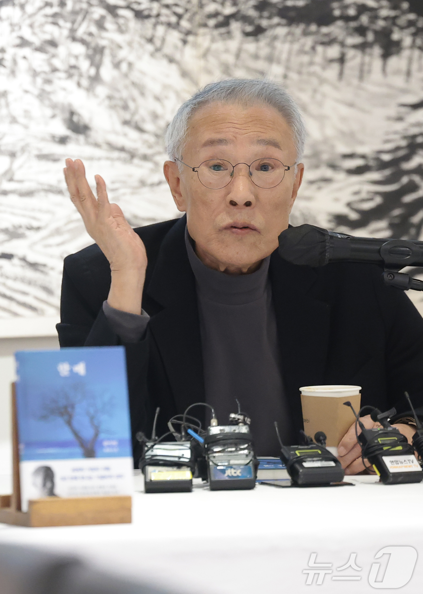 (서울=뉴스1) 권현진 기자 = 소설가 황석영이 9일 오전 서울 중구 달개비에서 가진 신간 장편소설 ‘할매’ 출간 기념 기자간담회에서 취재진 질문에 답하고 있다. 2025.12.9 …