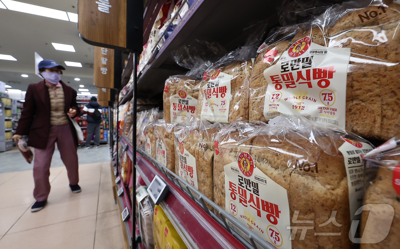 (서울=뉴스1) 김성진 기자 = 연말을 맞아 빵류와 가공식품을 중심으로 가격 상승세가 이어지면서 소비자 장바구니 부담이 커지고 있다.9일 농림축산식품부에 따르면, 11월 국제 곡물 …
