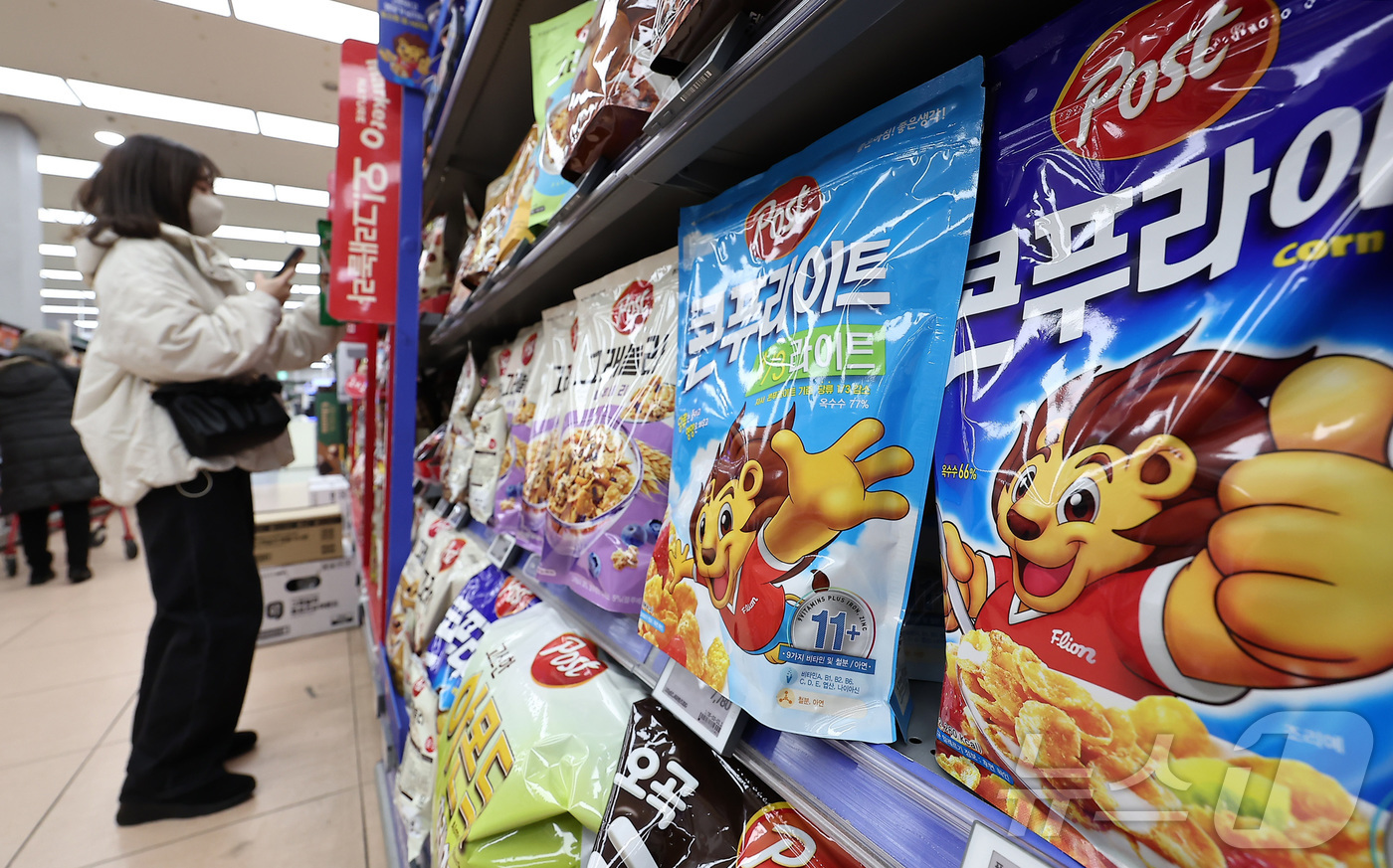 (서울=뉴스1) 김성진 기자 = 연말을 맞아 빵류와 가공식품을 중심으로 가격 상승세가 이어지면서 소비자 장바구니 부담이 커지고 있다.9일 농림축산식품부에 따르면, 11월 국제 곡물 …