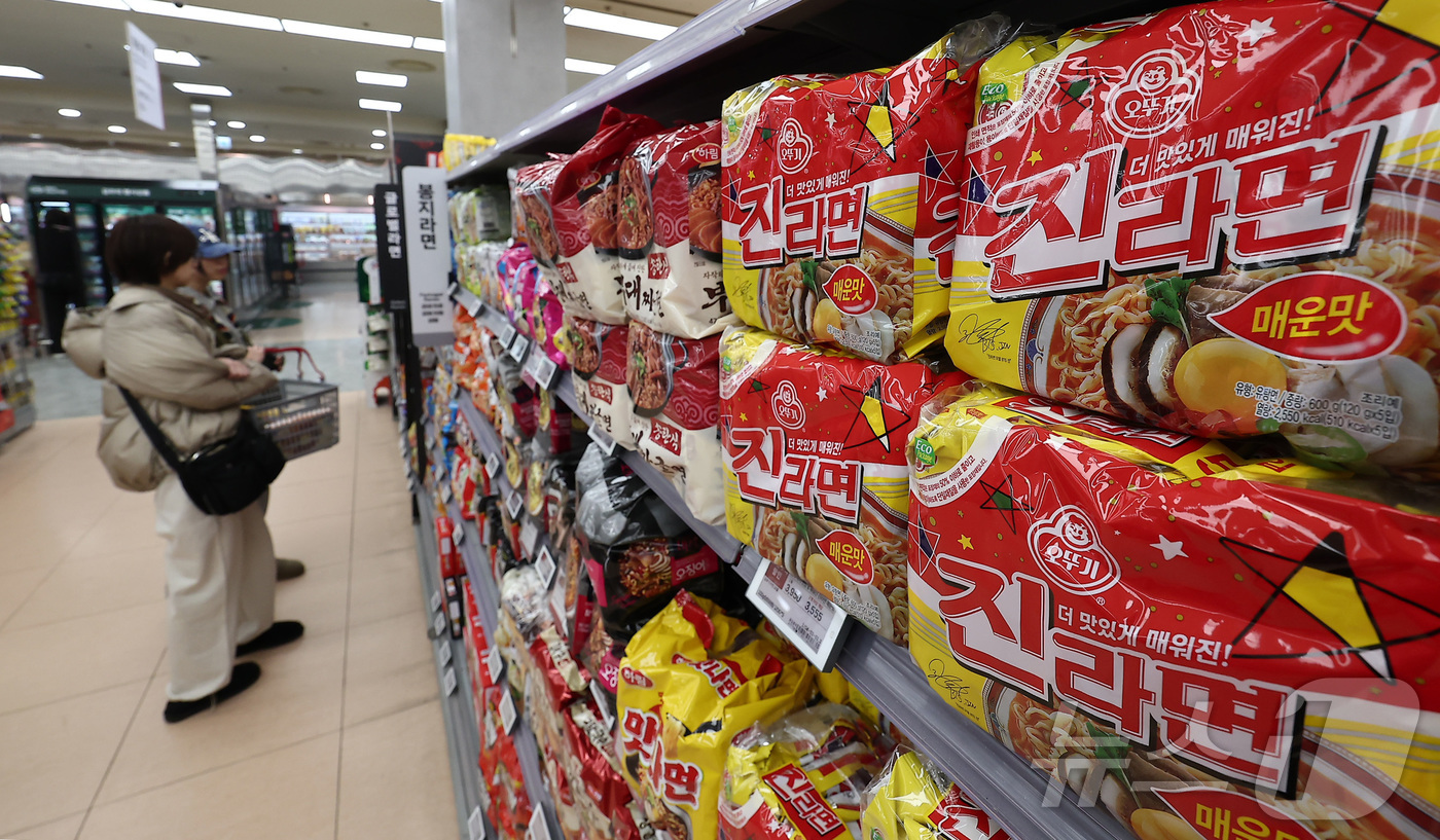 (서울=뉴스1) 김성진 기자 = 연말을 맞아 빵류와 가공식품을 중심으로 가격 상승세가 이어지면서 소비자 장바구니 부담이 커지고 있다.9일 농림축산식품부에 따르면, 11월 국제 곡물 …