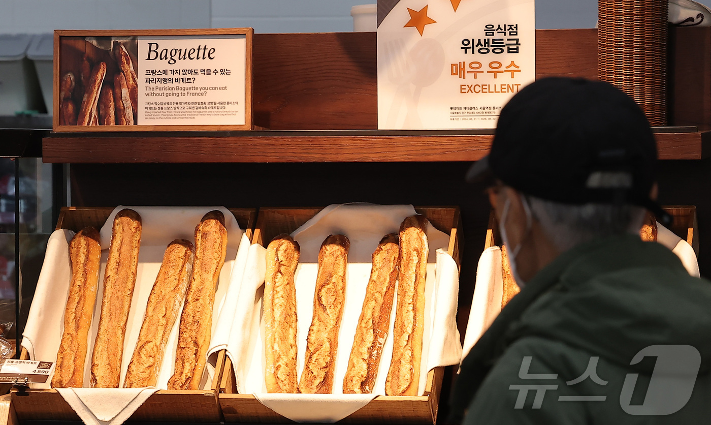 (서울=뉴스1) 김성진 기자 = 연말을 맞아 빵류와 가공식품을 중심으로 가격 상승세가 이어지면서 소비자 장바구니 부담이 커지고 있다.9일 농림축산식품부에 따르면, 11월 국제 곡물 …