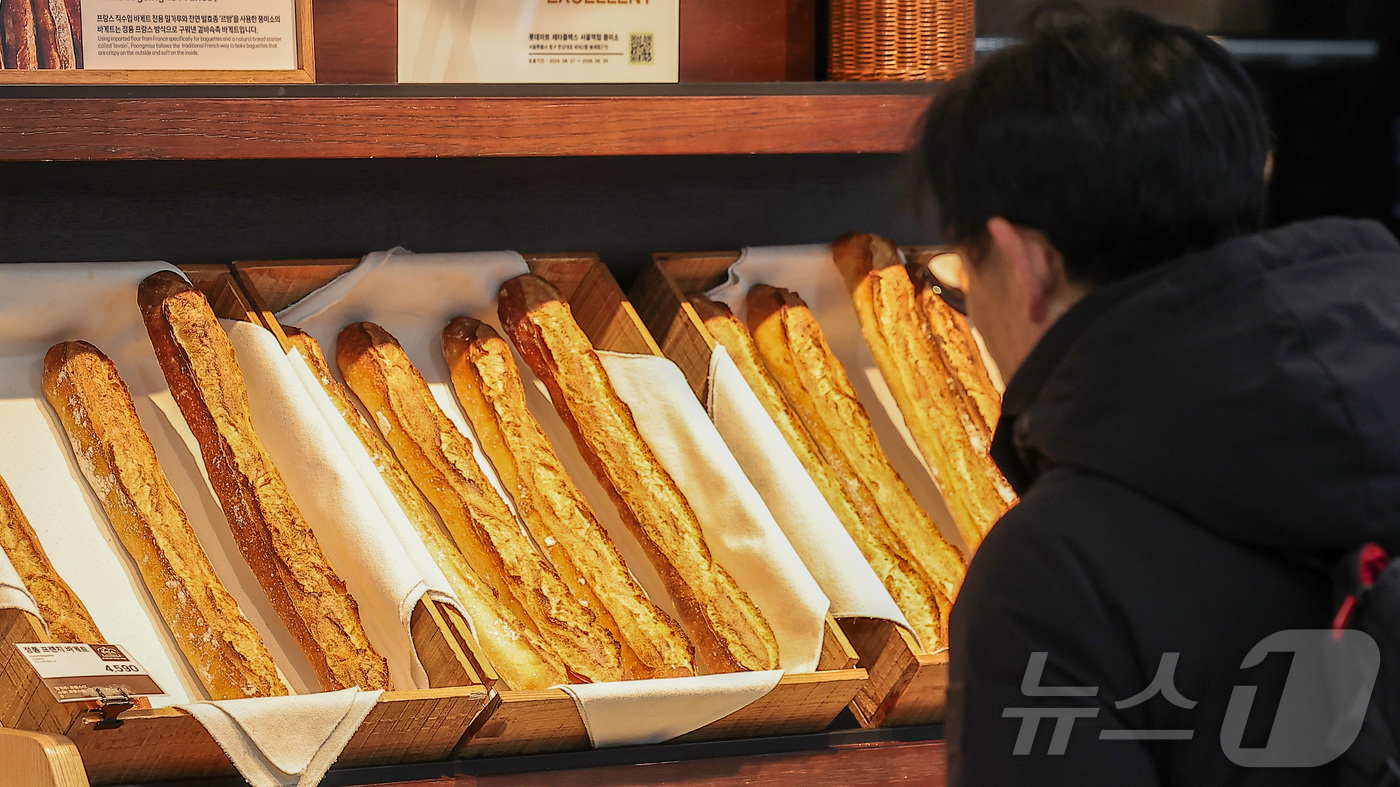 (서울=뉴스1) 김성진 기자 = 연말을 맞아 빵류와 가공식품을 중심으로 가격 상승세가 이어지면서 소비자 장바구니 부담이 커지고 있다.9일 농림축산식품부에 따르면, 11월 국제 곡물 …