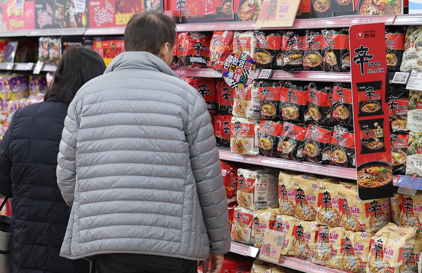 (서울=뉴스1) 김성진 기자 = 연말을 맞아 빵류와 가공식품을 중심으로 가격 상승세가 이어지면서 소비자 장바구니 부담이 커지고 있다.9일 농림축산식품부에 따르면, 11월 국제 곡물 …