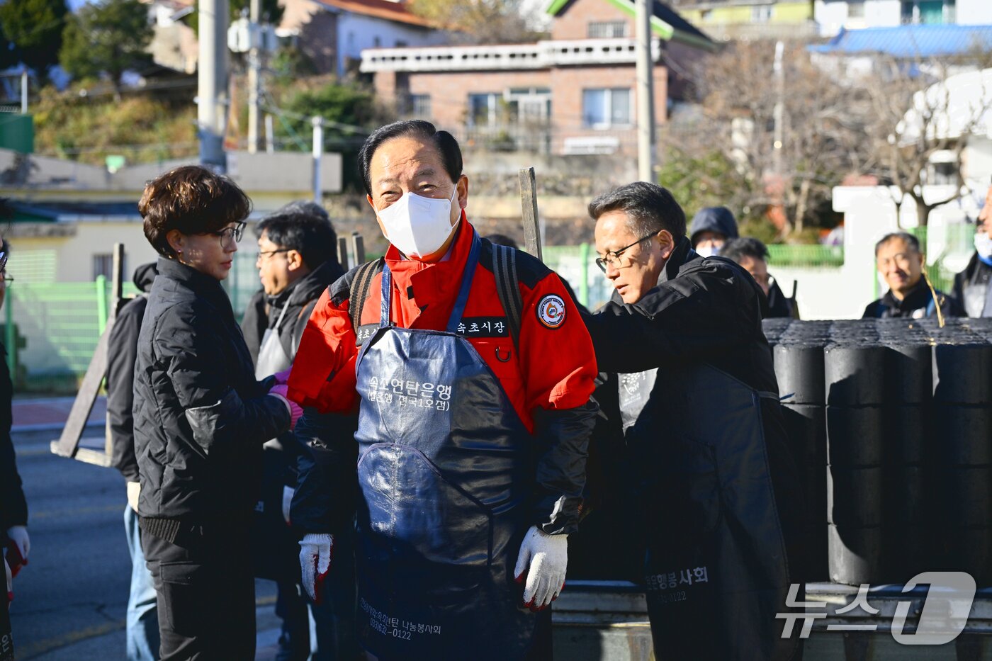 본문 이미지 - 이병선 속초시장&#40;사진 가운데&#41;과 간부공무원들이 9일 난방 취약계층을 위한 봉사활동을 펼치고 있다.&#40;속초시 제공, 재판매 및 DB 금지&#41; 2025.12.9/뉴스1