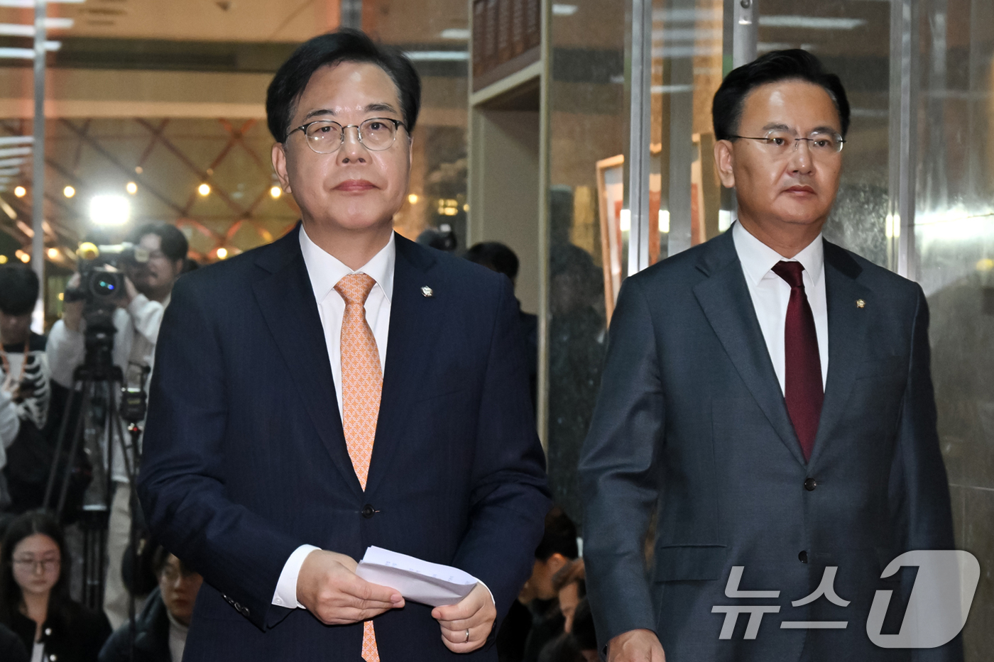 (서울=뉴스1) 신웅수 기자 = 송언석 국민의힘 원내대표가 9일 서울 여의도 국회에서 우원식 국회의장, 김병기 더불어민주당 원내대표와 회동을 갖기 위해 의장실로 향하고 있다. (공 …